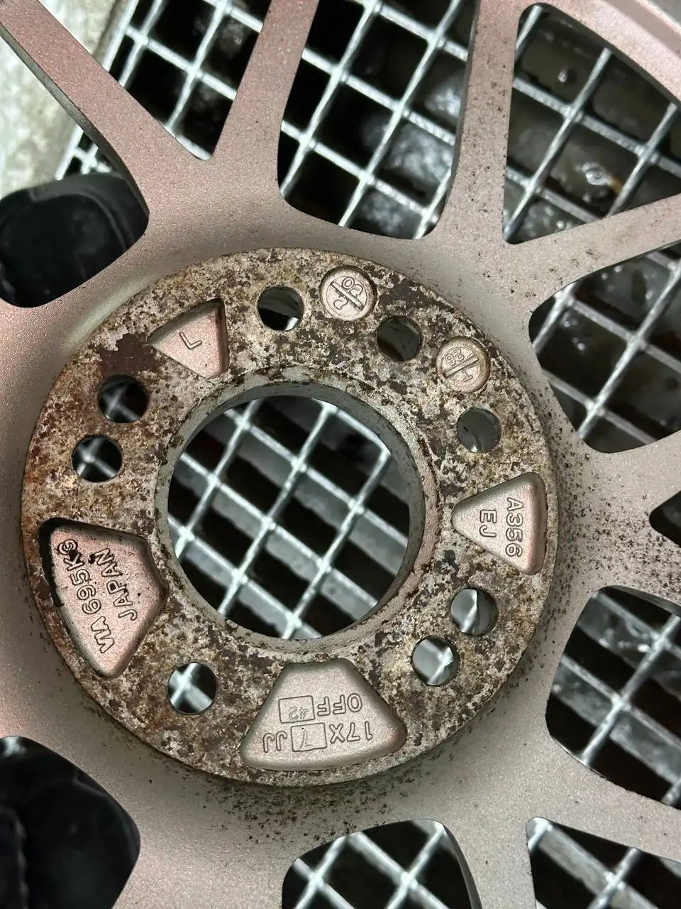 Продам зимний комплект колес TRIANGLE SNOWLINK 225/45 R17 на литье