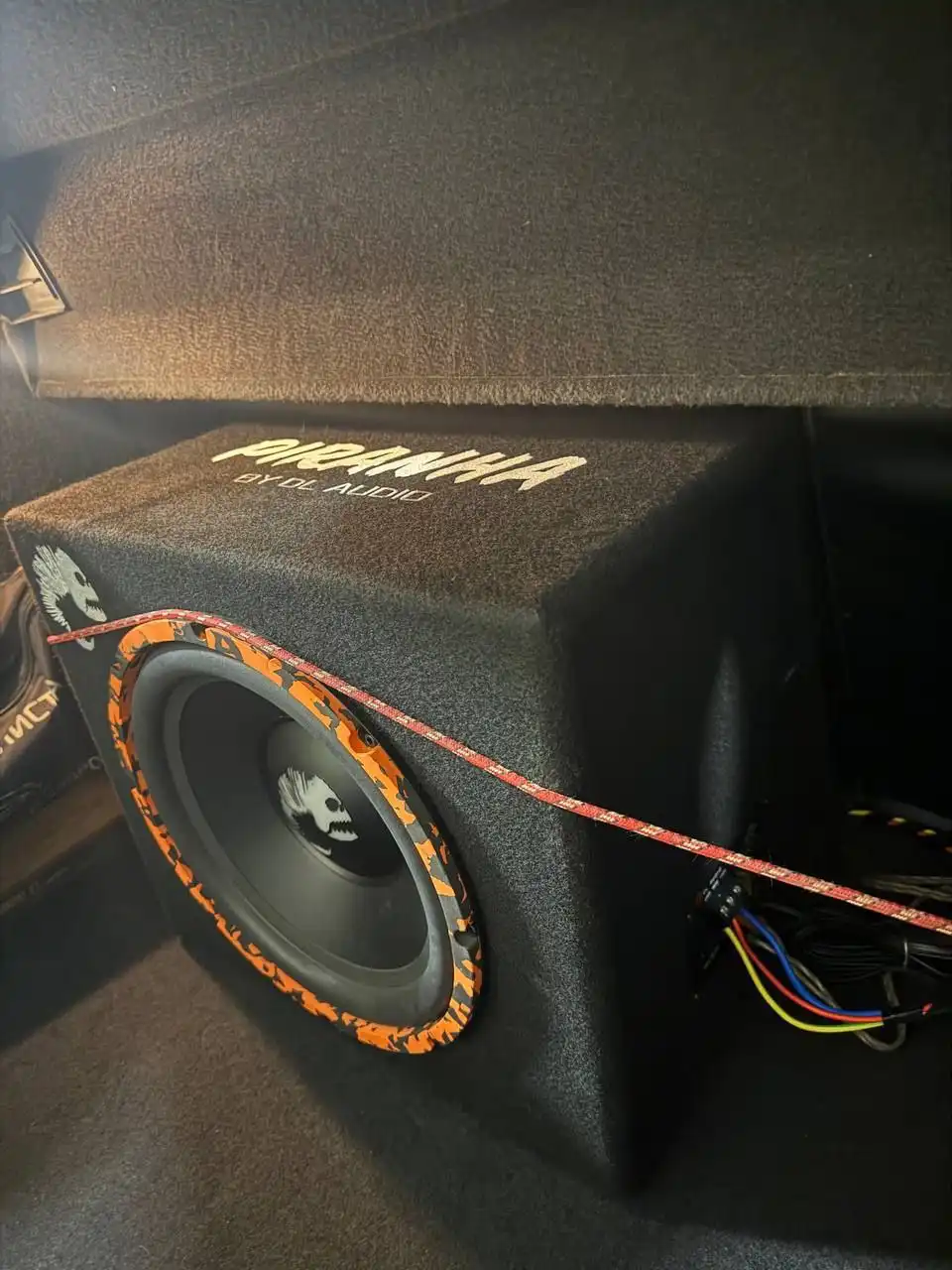 Продам активный сабвуфер Piranha 12 SE