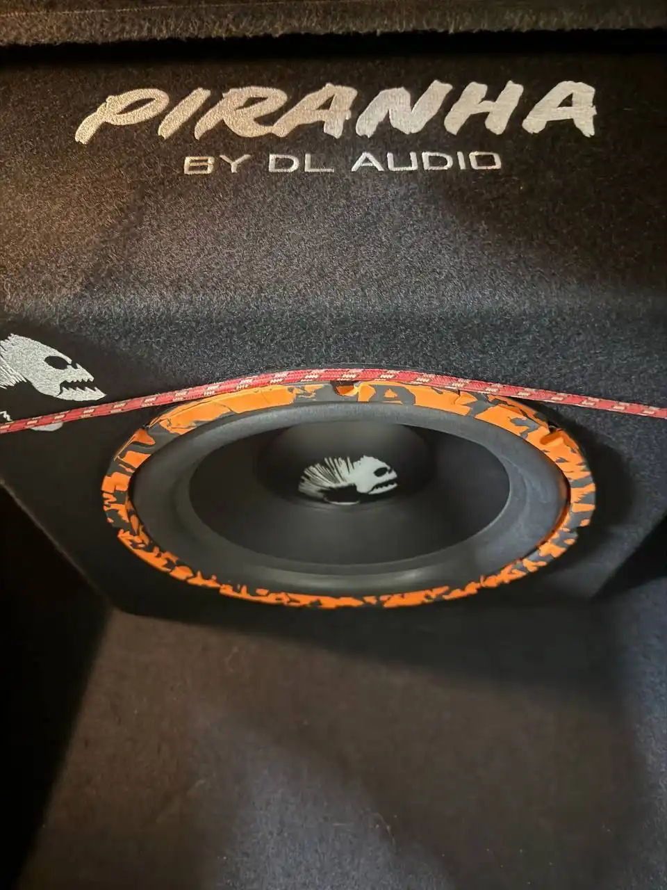 Продам активный сабвуфер Piranha 12 SE