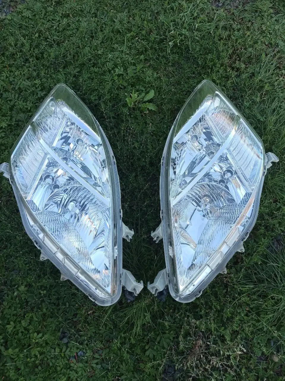 Продам фары Toyota Isis