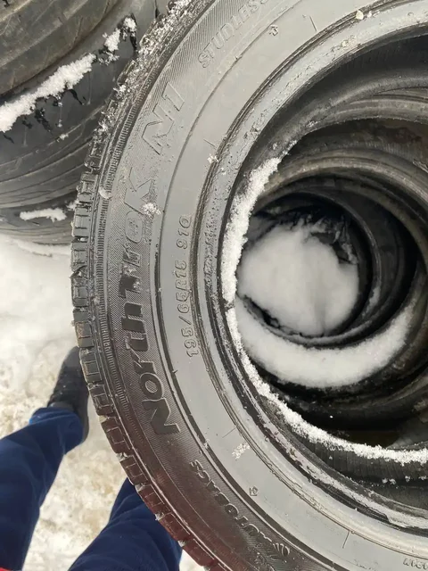Продажа двух комплектов зимней резины 195/65R15 - Шины и диски в Иркутск