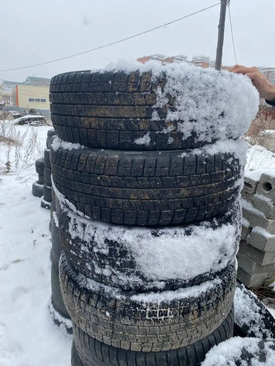 Продажа двух комплектов зимней резины 195/65R15 - Шины и диски (Авто) в Иркутск