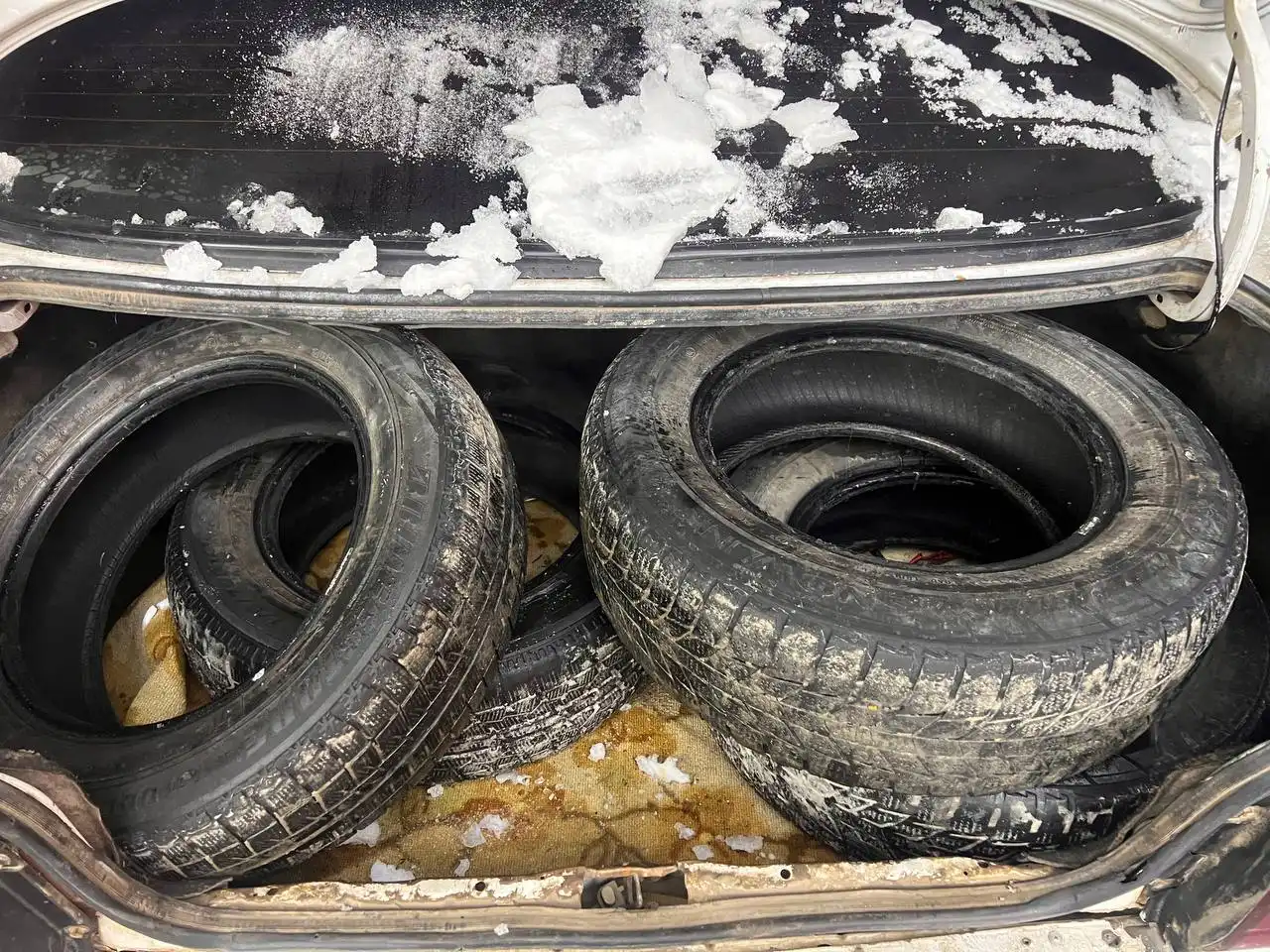 Комплект зимней резины R14 175/65 на докат и броники для iPhone 4а/5а - Шины и диски (Авто) в Иркутск