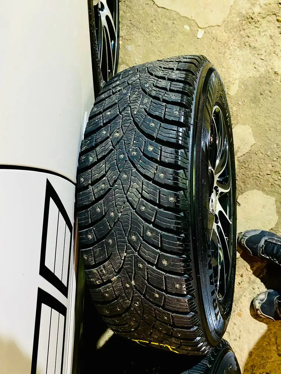 Продам резину Triangle 215/60R16 с шипами - Шины и диски (Запчасти) в Иркутск