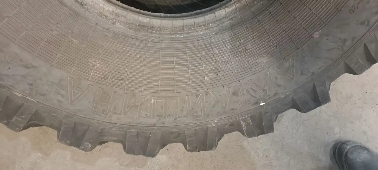 Два боллона бескамерные целые - Шины и диски (Запчасти) в Иркутск