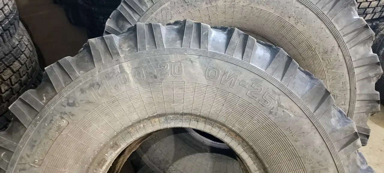 Два боллона бескамерные целые - Шины и диски (Запчасти) в Иркутск