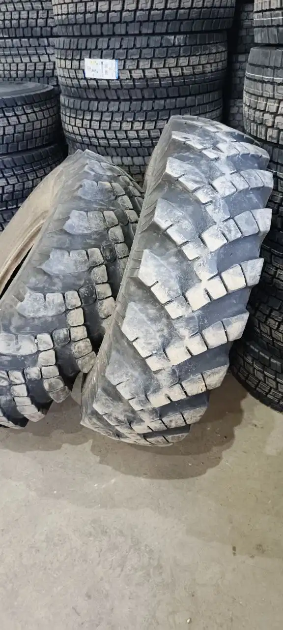 Два боллона бескамерные целые - Шины и диски (Запчасти) в Иркутск