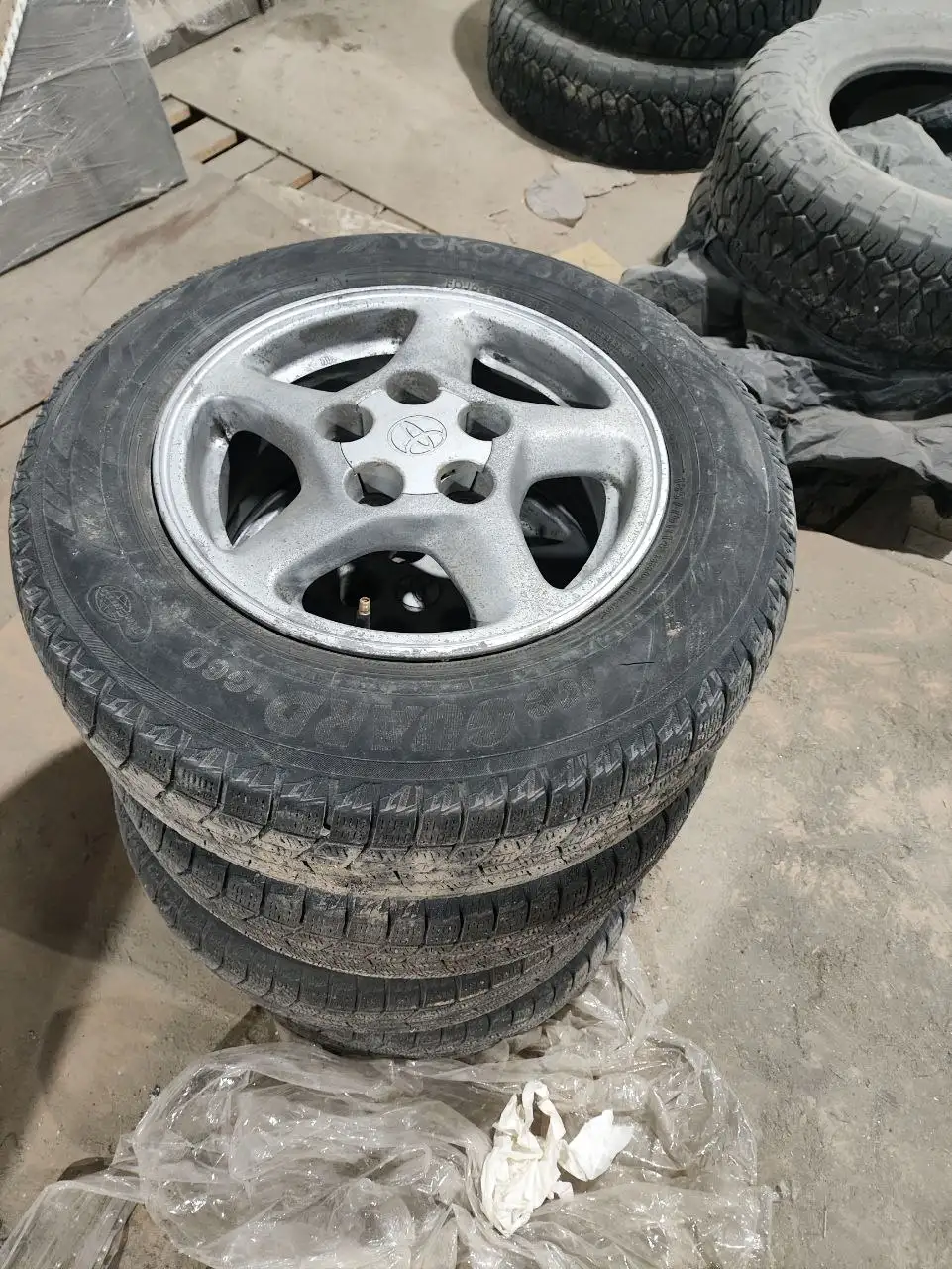 Продажа зимних колёс Yokohama 185/70 с дисками R14 - Запчасти (Авто) в Иркутск