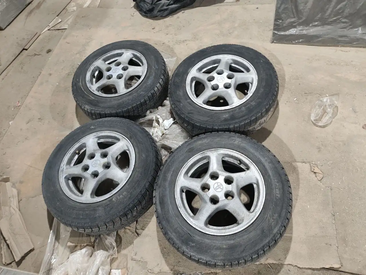 Продажа зимних колёс Yokohama 185/70 с дисками R14 - Запчасти (Авто) в Иркутск