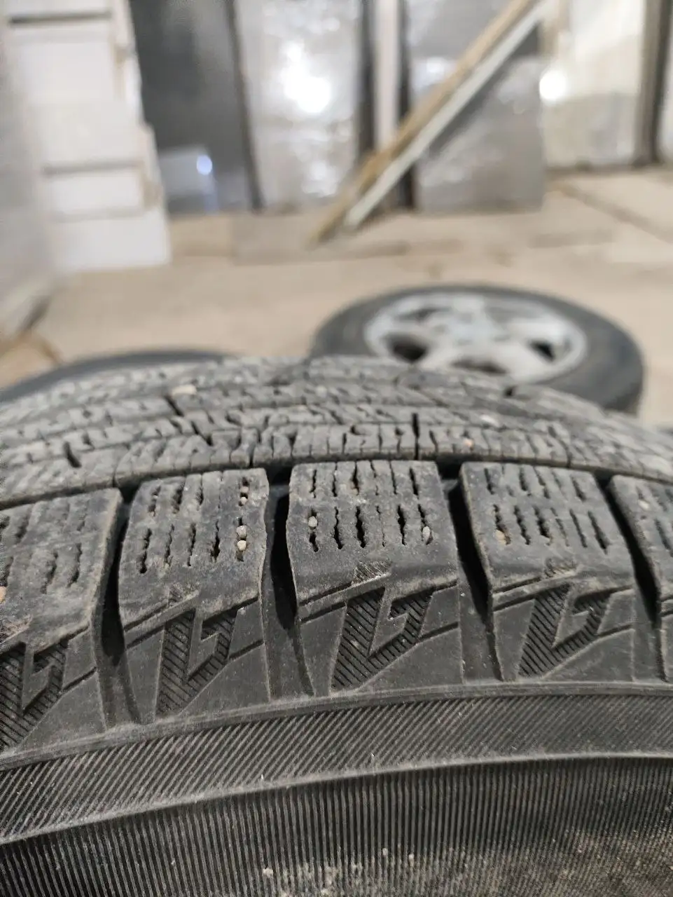 Продажа зимних колёс Yokohama 185/70 с дисками R14 - Запчасти (Авто) в Иркутск