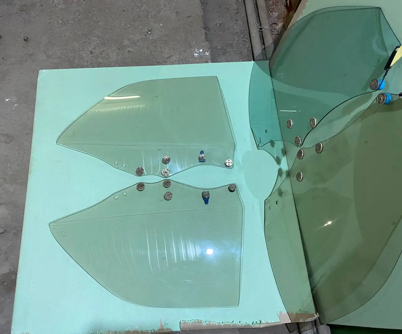 Стекло на Toyota Mark II 90 - Стекла автомобильные (Запчасти) в Иркутск