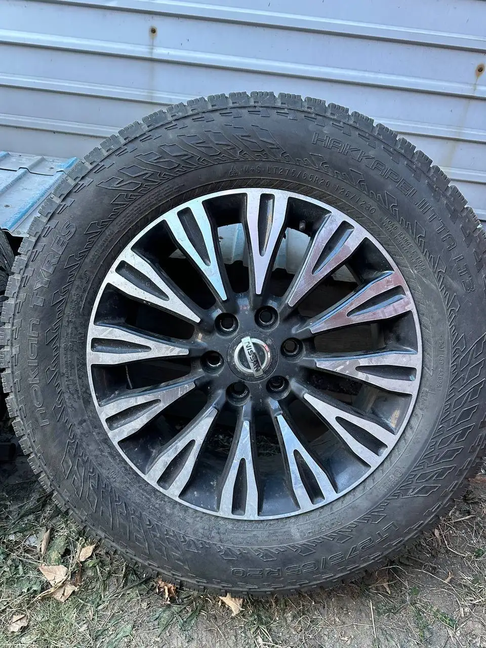 Продам комплект дисков Ниссан Патрол с зимней резиной - Диски и шины (Запчасти) в Иркутск