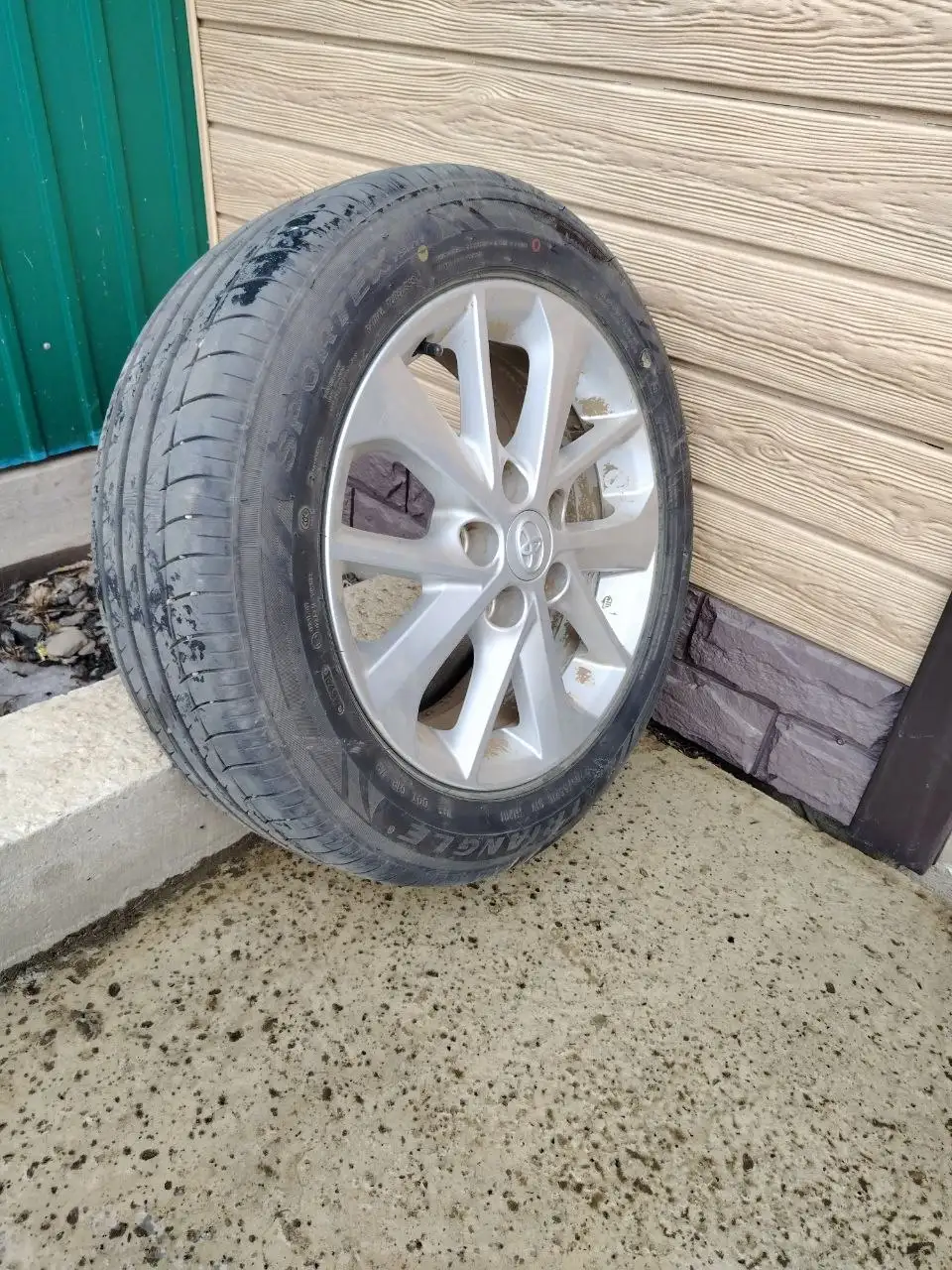 Продам комплект оригинальных дисков ТОЙОТА с шинами TRIANGLE - Запчасти (Авто) в Иркутск