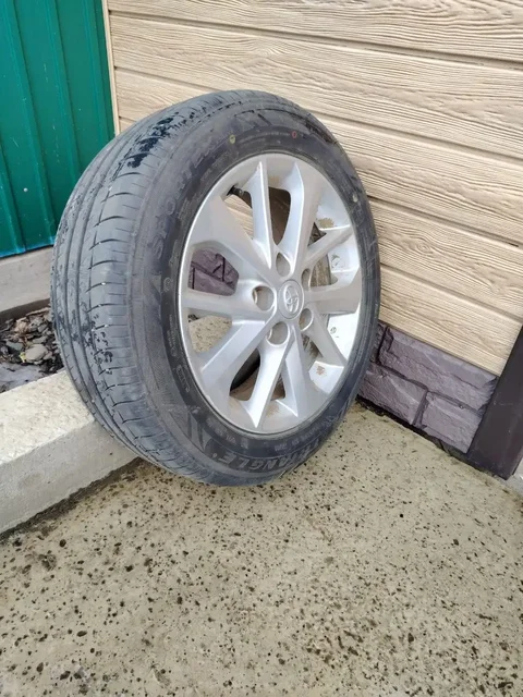 Продам комплект оригинальных дисков ТОЙОТА с шинами TRIANGLE - частное объявление в Иркутск