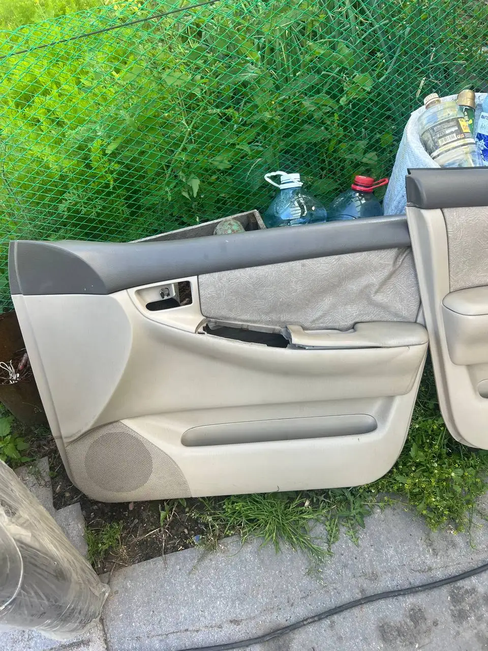 Дверные карты на Ford Fielder 2002 года - Кузовные детали (Запчасти) в Иркутск