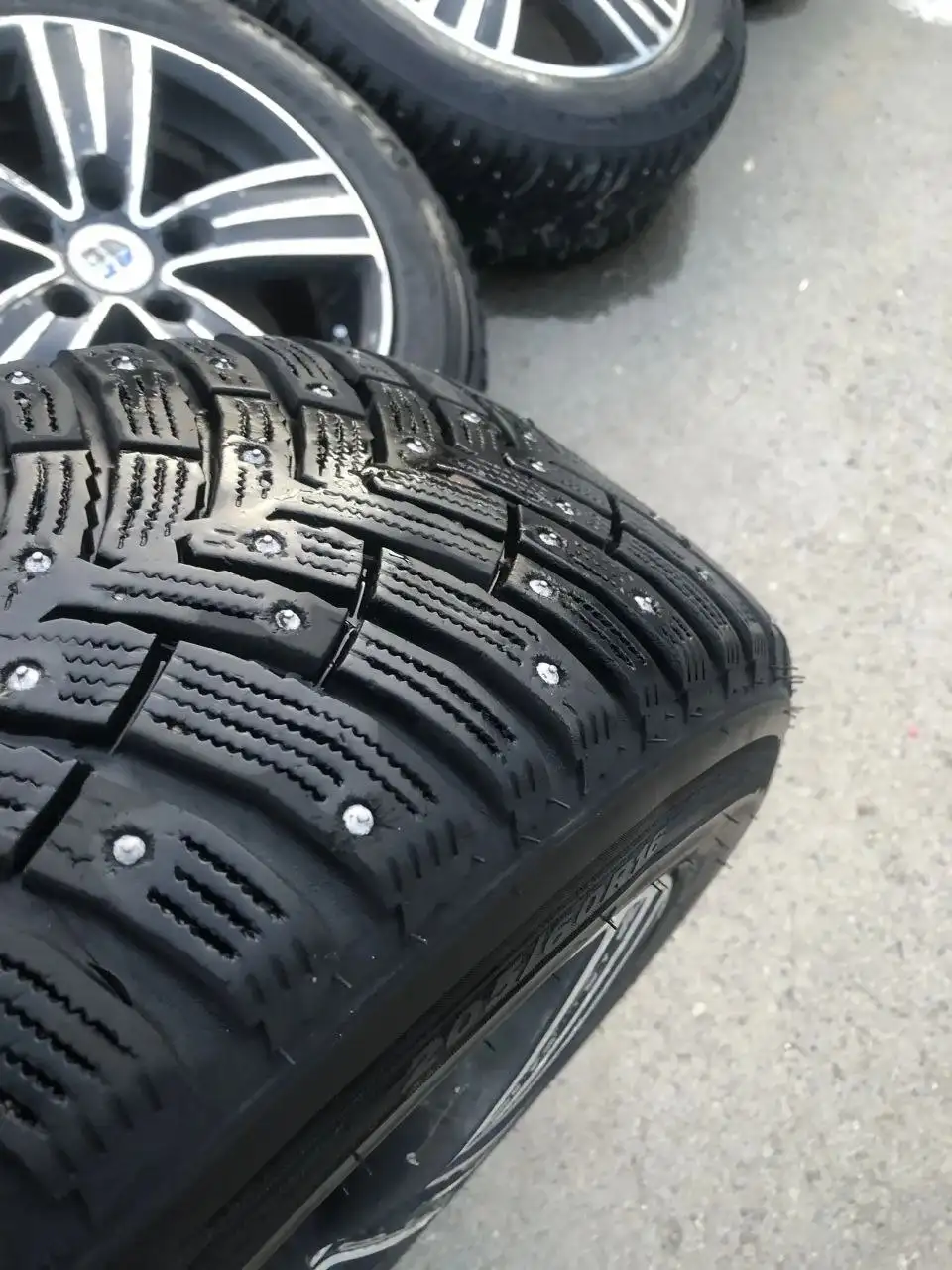 Продажа зимних шин Nexen 205/60/16 с шипами - Шины и диски (Авто) в Иркутск