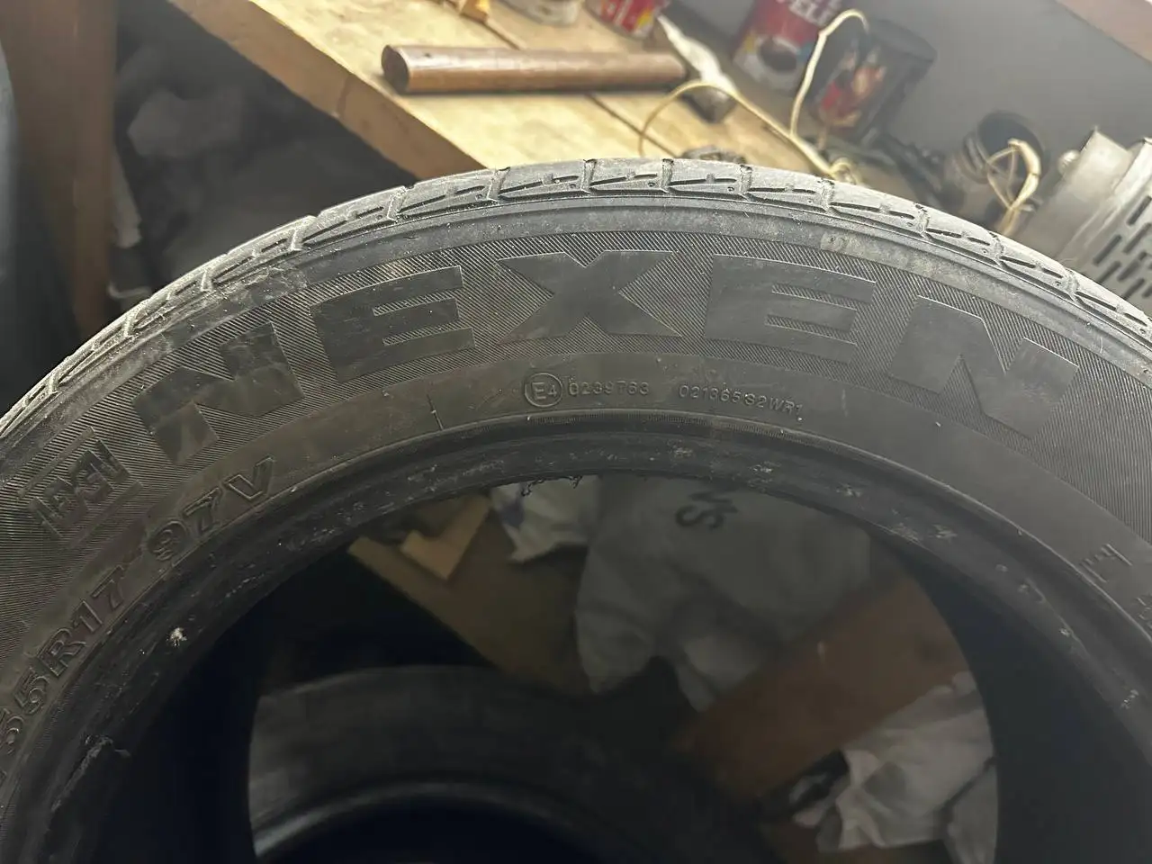 Шина Nexen 225/55 R17 с хорошим остатком протектора - Шины и диски (Запчасти) в Иркутск