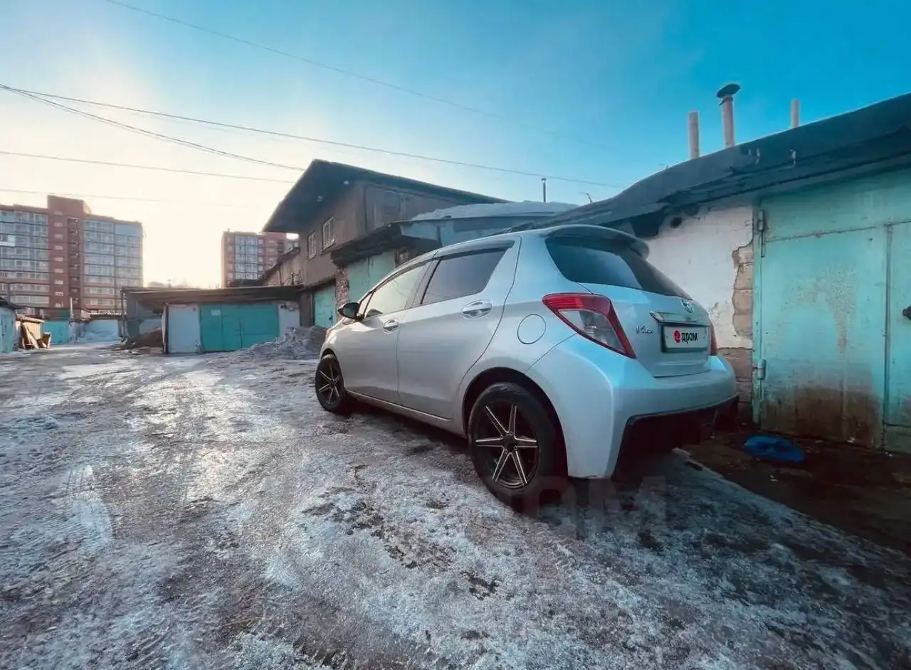 Toyota Vitz 2012 - Легковые автомобили (Авто) в Иркутск