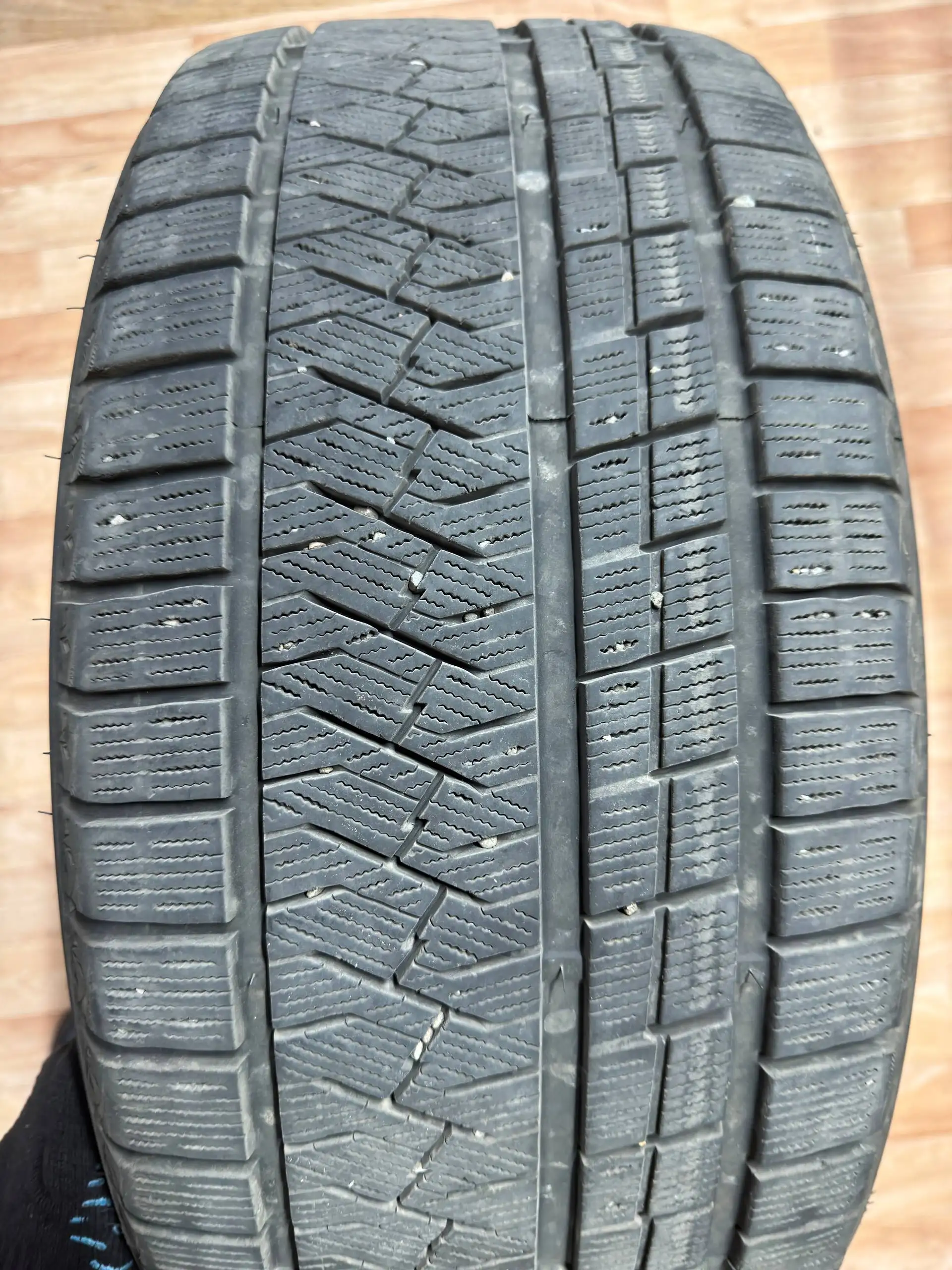 Продам 3 баллона зимней резины Triangle 255/45/R19 - Шины и диски (Авто) в Иркутск