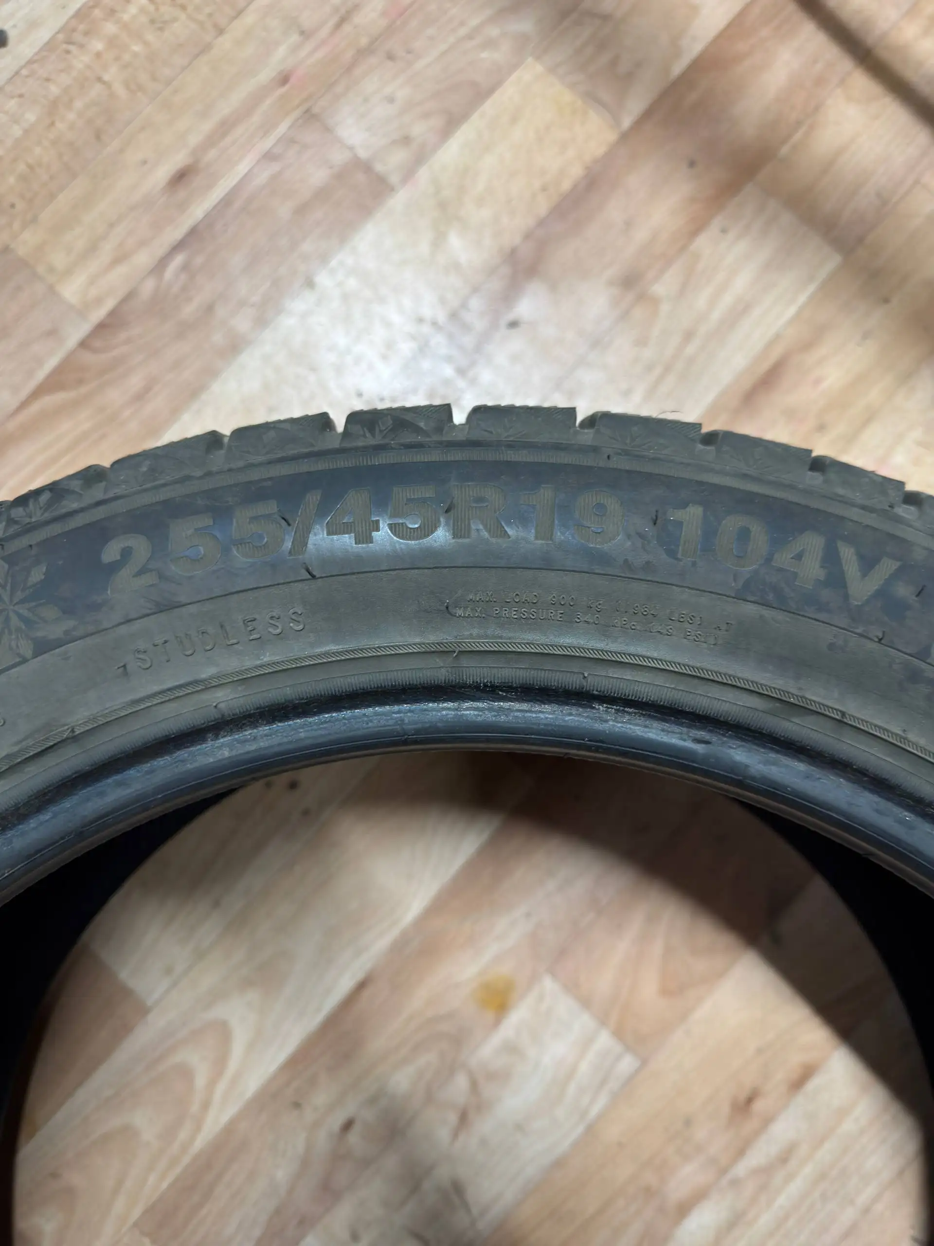 Продам 3 баллона зимней резины Triangle 255/45/R19 - Шины и диски (Авто) в Иркутск