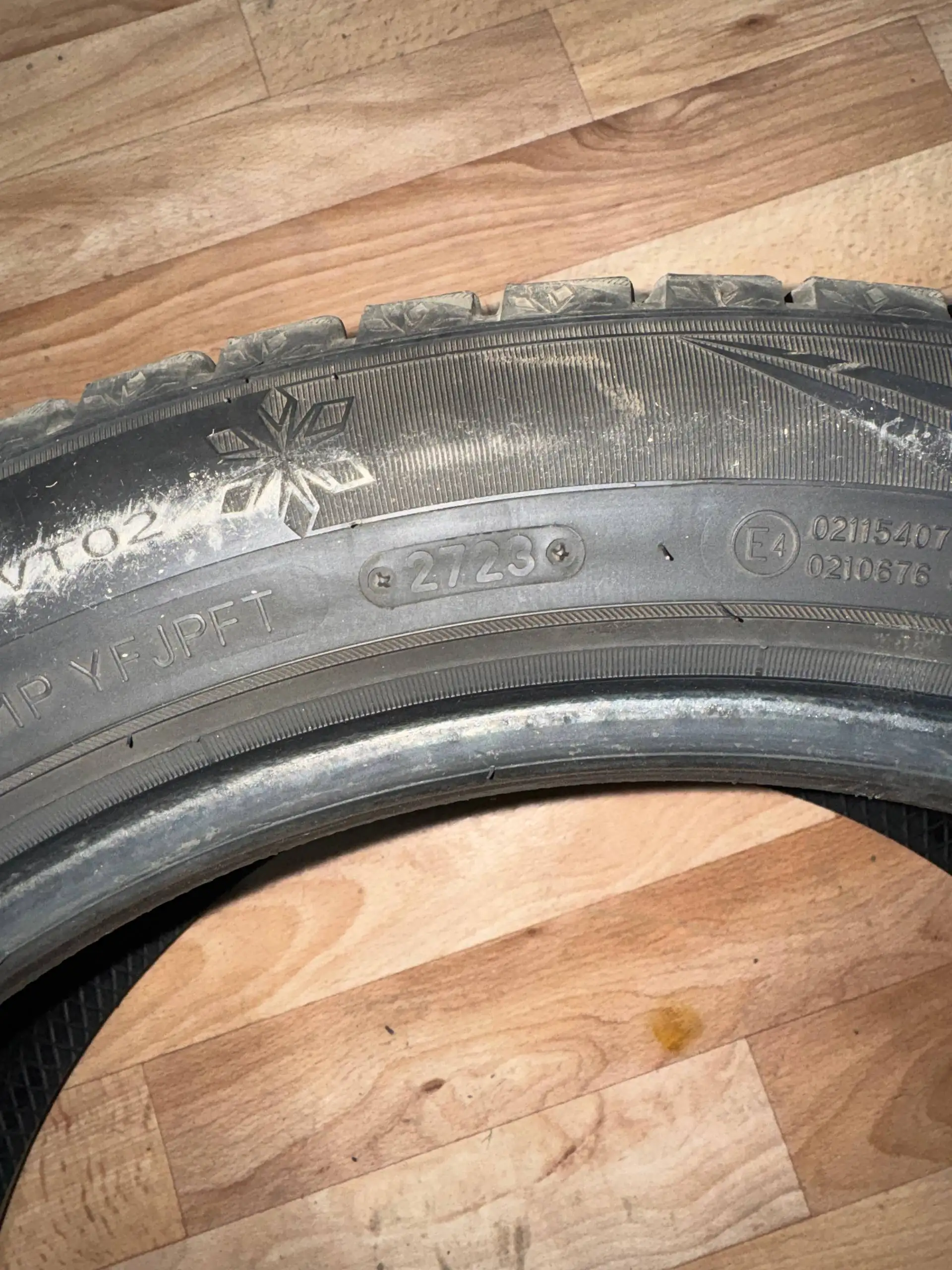 Продам 3 баллона зимней резины Triangle 255/45/R19 - Шины и диски (Авто) в Иркутск