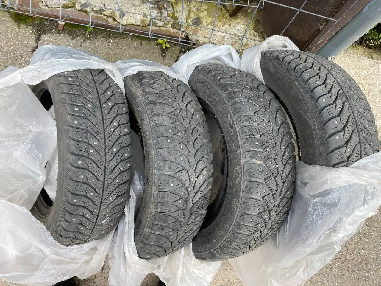 Продам шипованную резину R14 175/65 - Шины (Авто) в Иркутск