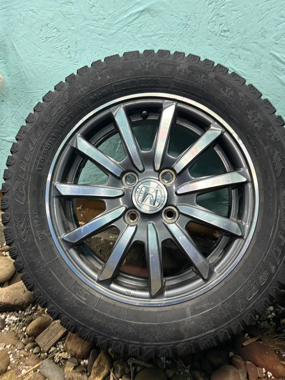 Продам комплект колес R14 на шипованной резине - Шины и диски (Авто) в Иркутск