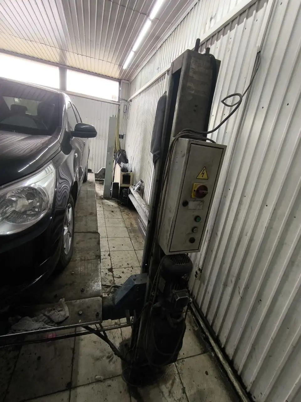 Продам подъемник - Автосервисное оборудование (Авто) в Иркутск