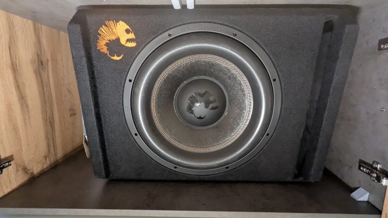 Продам активный сабвуфер Piranha 15a v2 - Автомагнитолы и акустика (Авто) в Иркутск
