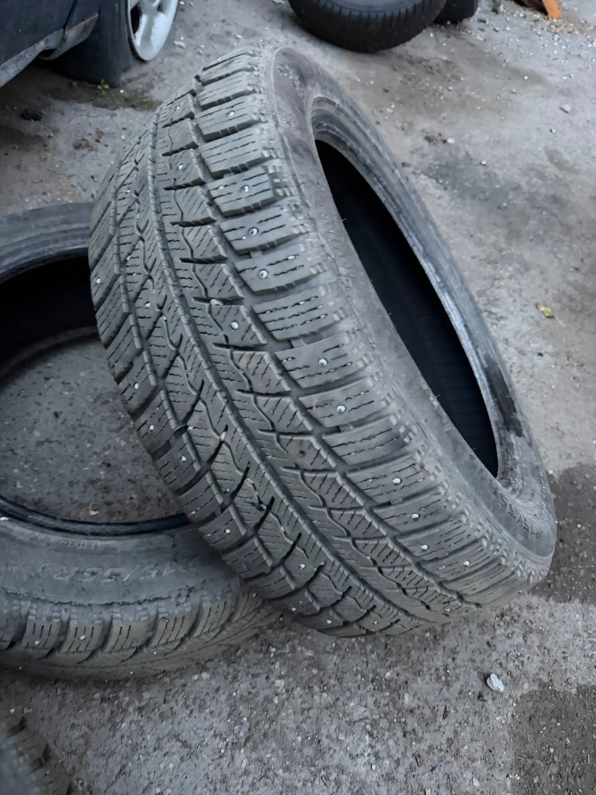 Продам зимнюю шипованную резину 215/55 R17 - Шины и диски (Авто) в Иркутск