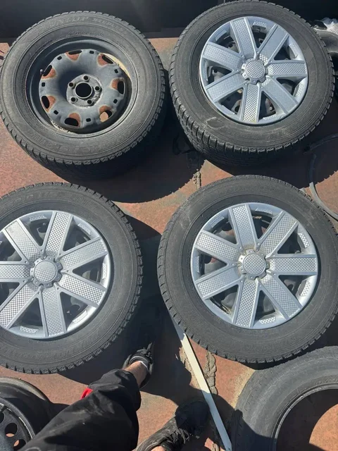 Комплект шин R14 185/65 Dunlop на дисках от VW Polo - Скутеры и мототехника в Иркутск