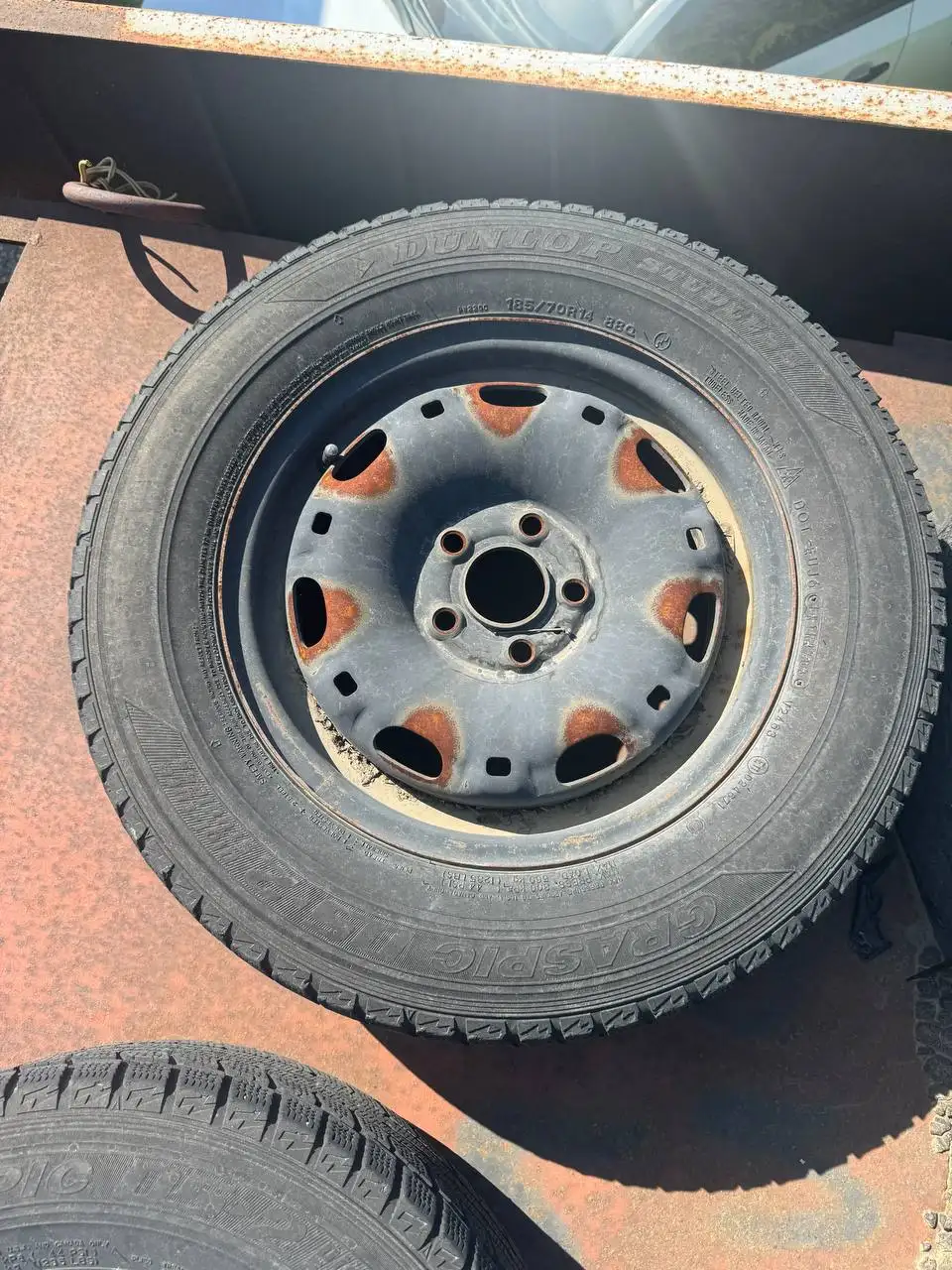 Комплект шин R14 185/65 Dunlop на дисках от VW Polo - Шины (Авто) в Иркутск