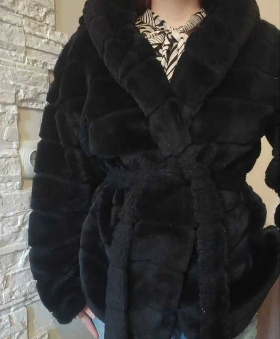 Шуба с искусственным мехом на поясе с капюшоном