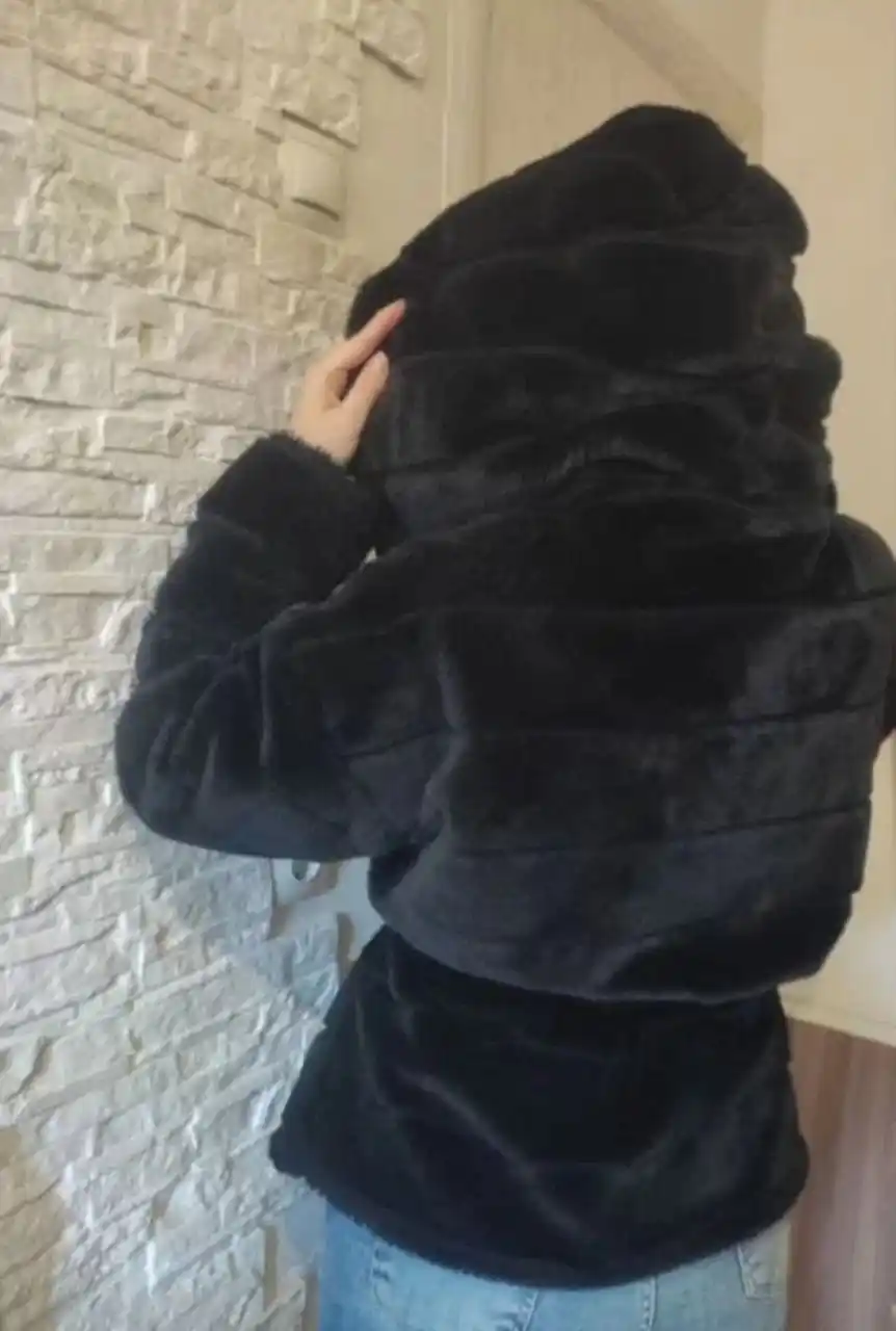 Шуба с искусственным мехом на поясе с капюшоном