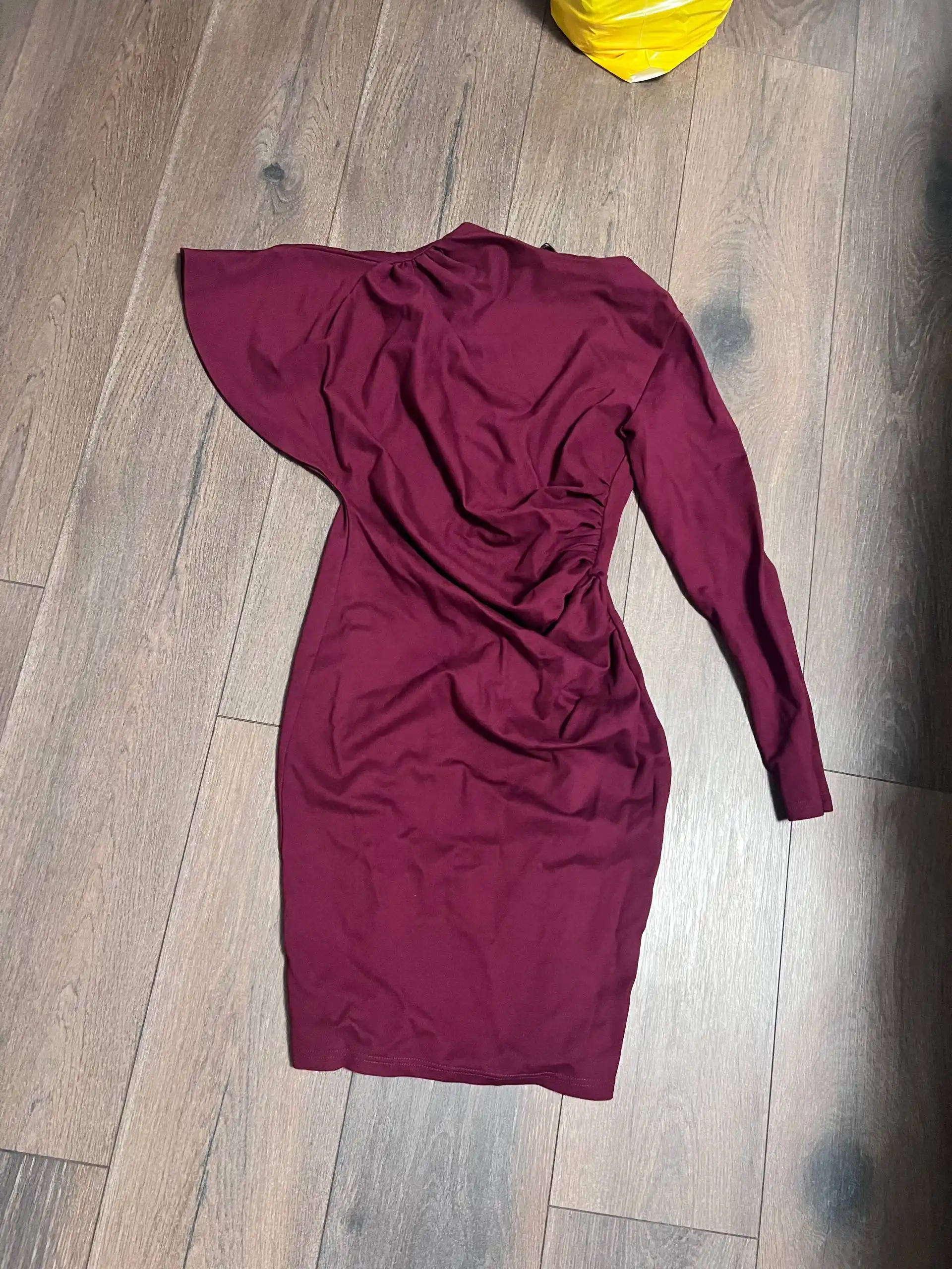 Ассиметричное бордовое платье из плотного трикотажа