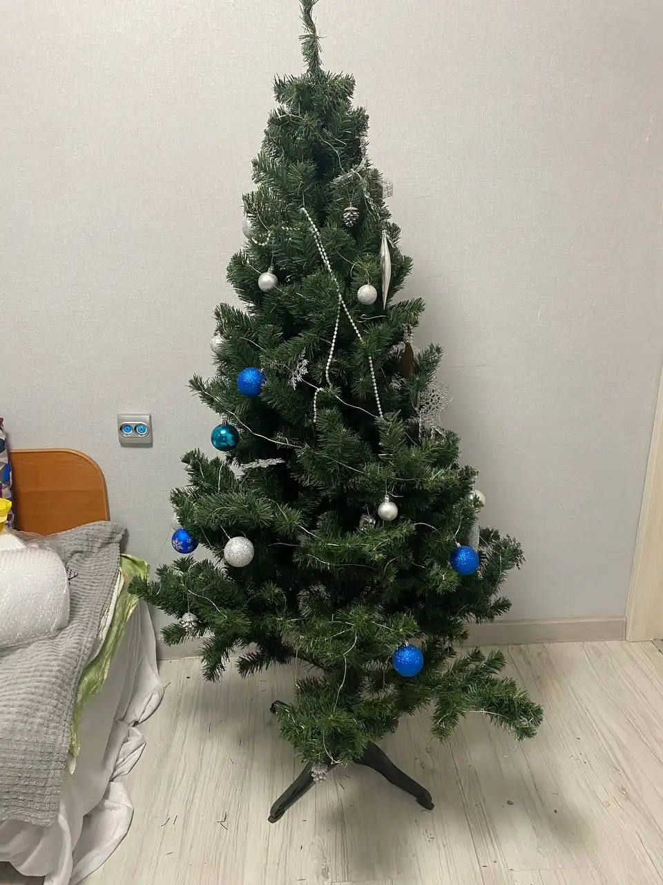Искусственная елка с гирляндой