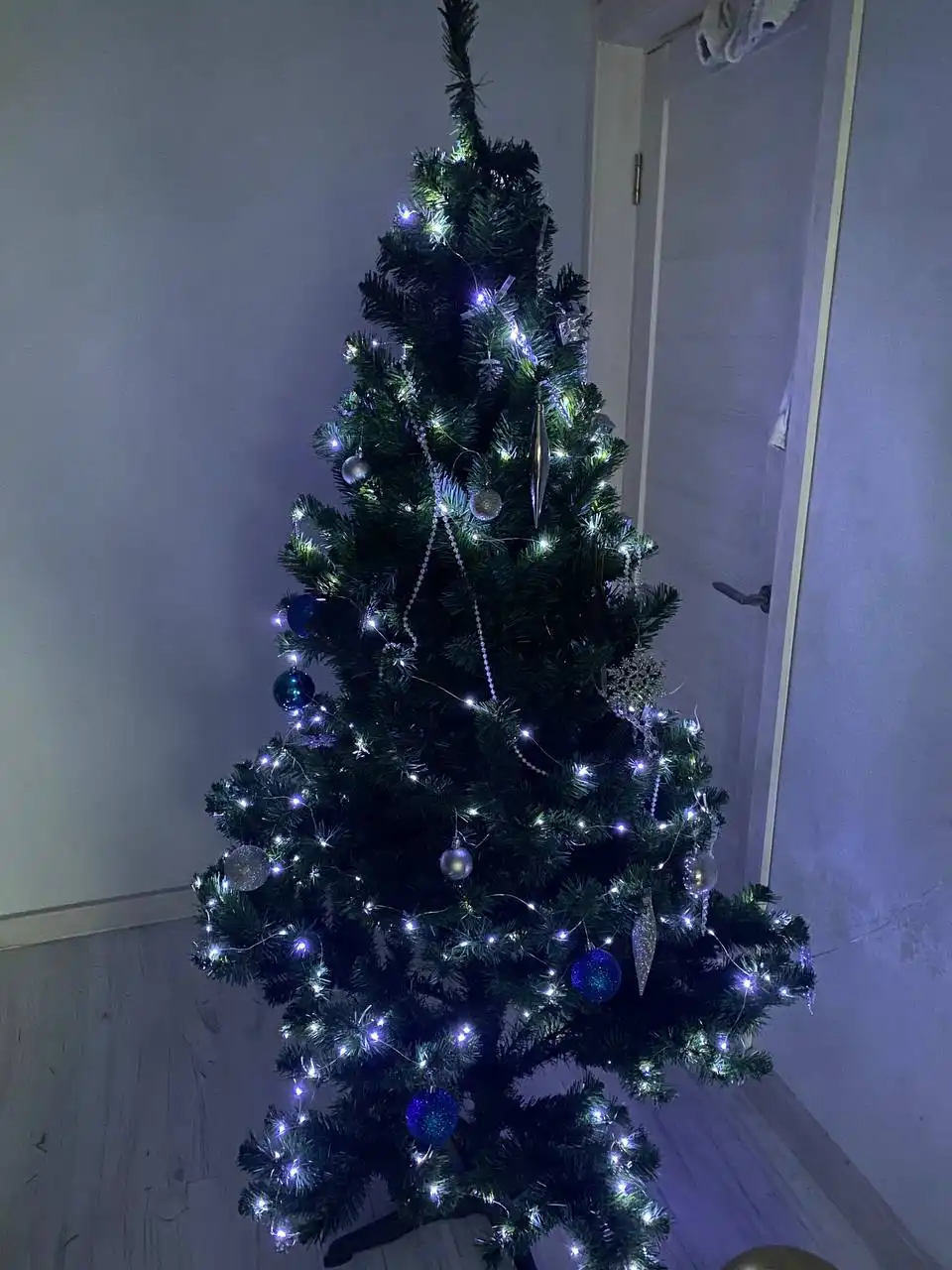 Искусственная елка с гирляндой