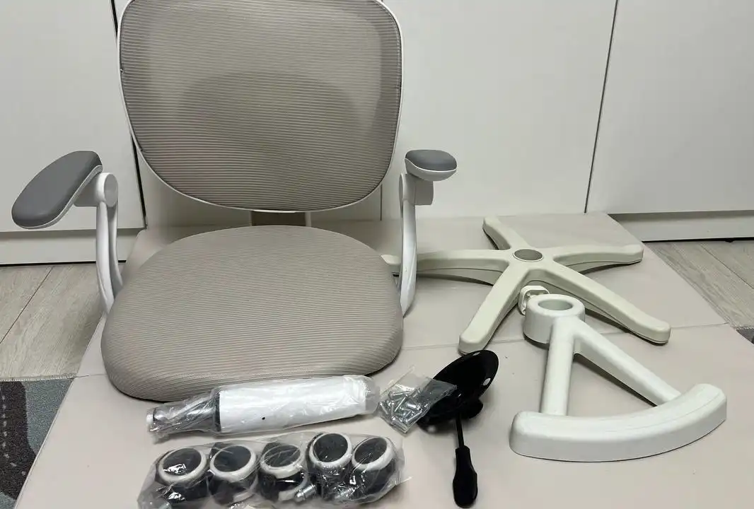 Детское компьютерное кресло с подставкой для ног