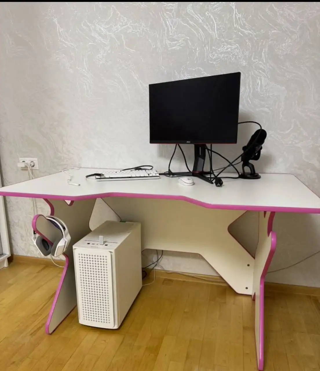 Продается компьютерный стол б/у