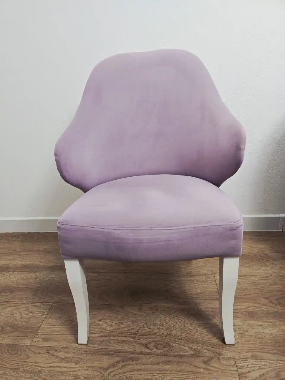 Кресло фиолетовое велюровое с деревянным каркасом