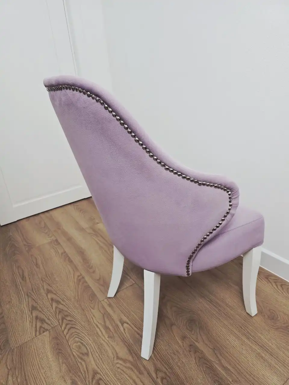 Кресло фиолетовое велюровое с деревянным каркасом