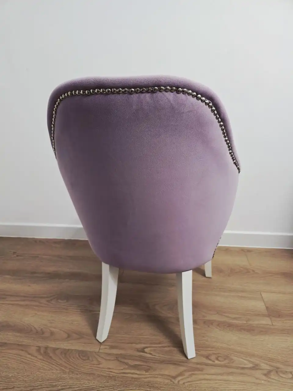 Кресло фиолетовое велюровое с деревянным каркасом