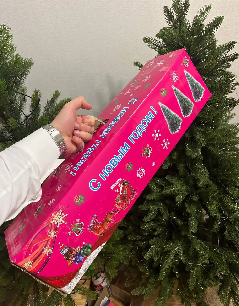 Продается искусственная ёлка с украшениями