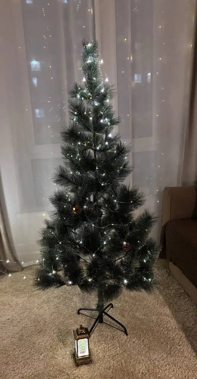 Продается искусственная ёлка с украшениями