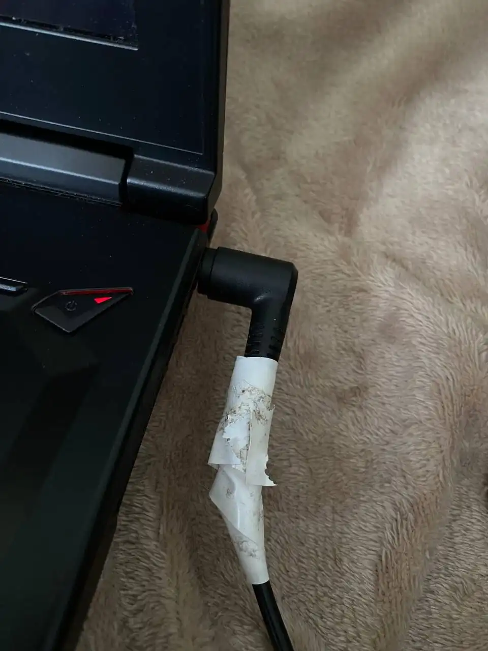 Продажа ноутбука MSI MS-17C6 с поврежденным зарядным проводом