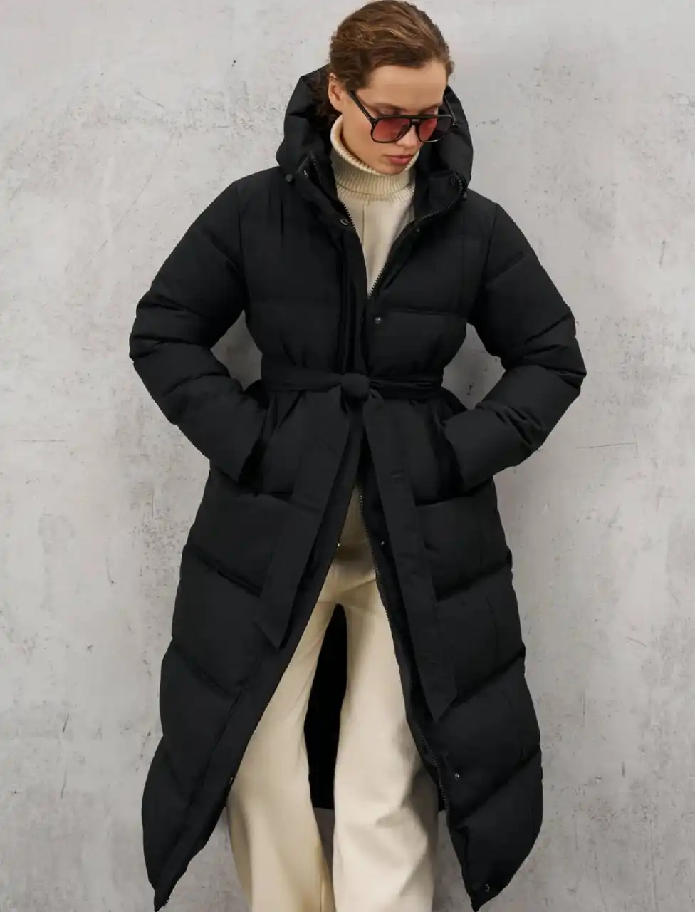 Женский черный пуховик