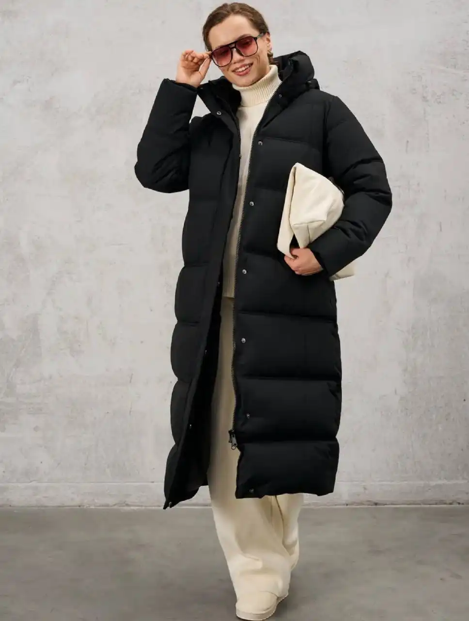 Женский черный пуховик