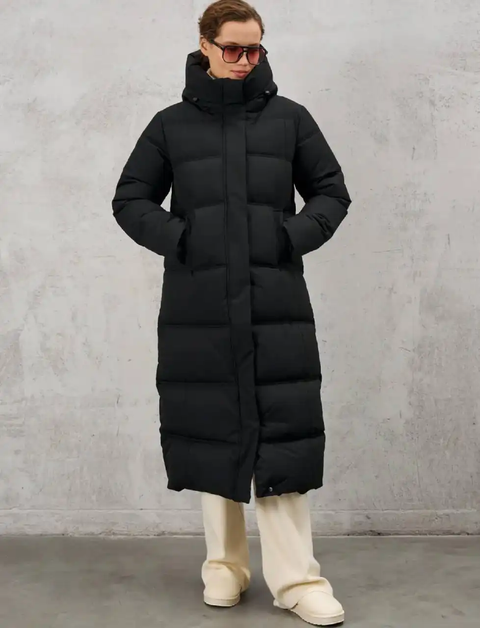 Женский черный пуховик