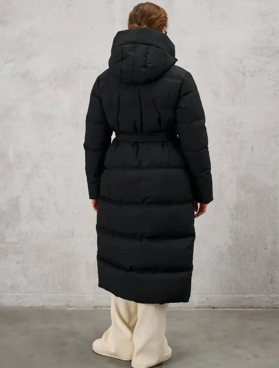 Женский черный пуховик
