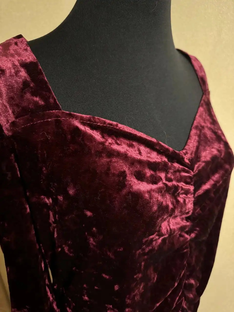 Роскошное бархатное платье с декольте и сборкой